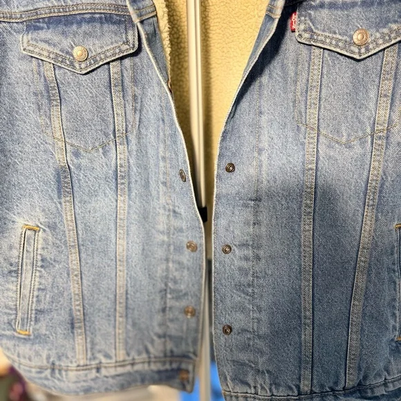 Levi's Light Blue Denim Jacket with Cream Collar - Picture 15 of 15
